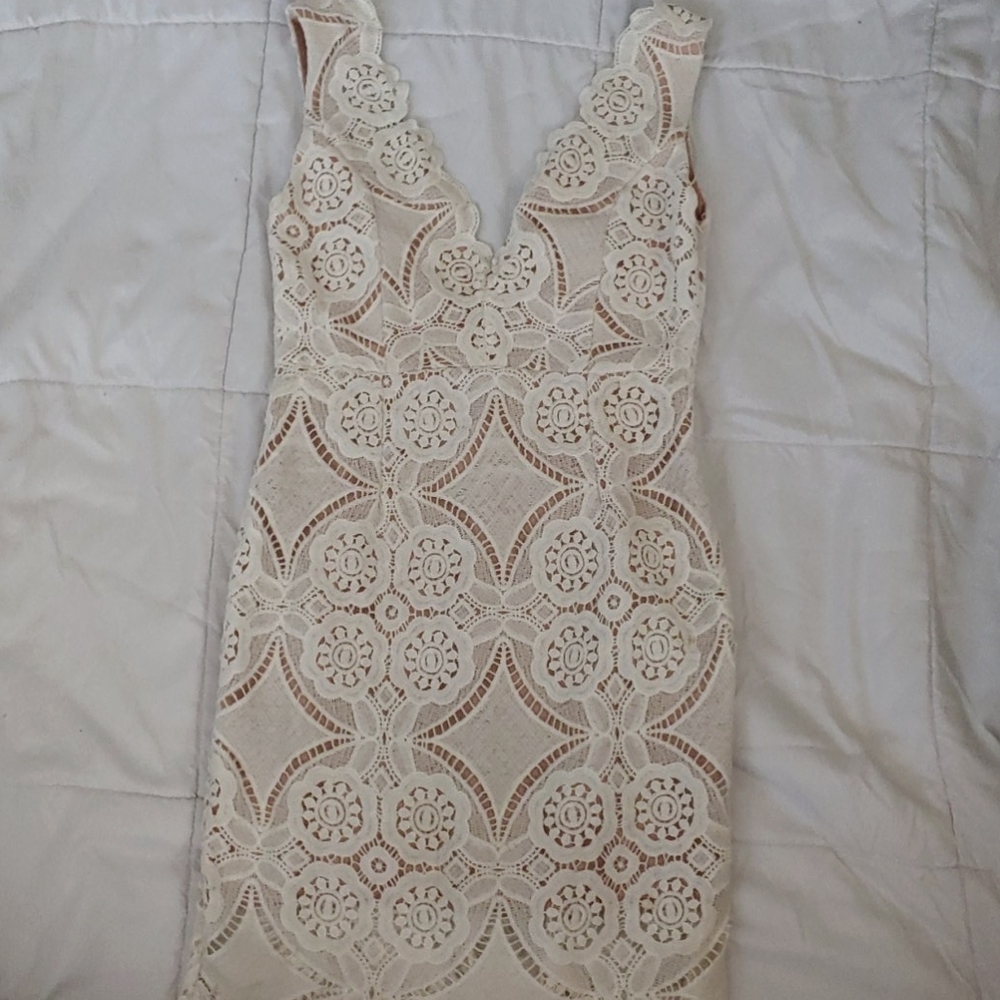 Sleeveless lace dress